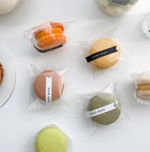 Vue détaillée de macarons colorés emballés individuellement avec des autocollants faits main.