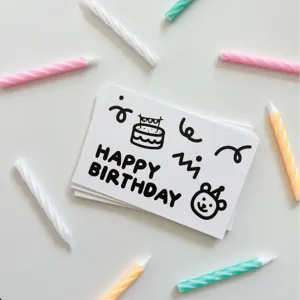 Minimalistische zwart-witte verjaardagskaart met schattig doodle-ontwerp voor feesten en cadeaus.