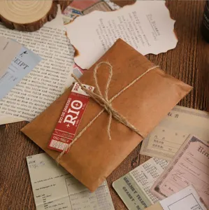 Enveloppe en papier kraft vintage avec ficelle et etiquette, ideale pour papeterie retro.