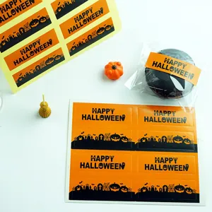 Gros plan sur l'autocollant citrouille d'Halloween avec étiquettes longues et design.