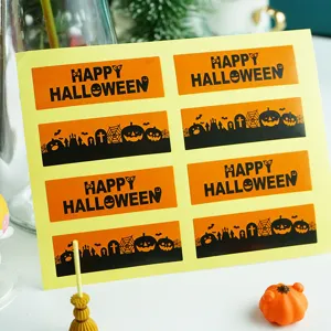 Vue détaillée d'une feuille d'autocollants rectangulaires sur le thème d'Halloween.