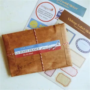 Enveloppe en papier kraft vintage avec ficelle rouge et blanche, pochette de papeterie.