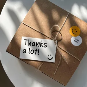 Minimalistische kraftpapier wenskaart met zwarte typografie voor bedankjes en speciale gelegenheden.