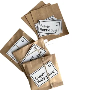 Minimalistische kraftpapieren zakjes met zwart-witte wenskaarten voor cadeautjes.