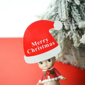 Jolie figurine de poupée de Noël avec bonnet festif, parfaite pour la décoration de vacances.