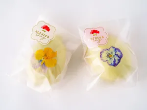 Vue détaillée de savon artisanal ou pâtisserie dans un sac mat avec autocollant fête des mères.