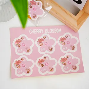 Detalle de pegatina de flor de cerezo rosa, diseño floral bonito para regalos, agenda y repostería.