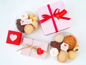 Détail de boîte cadeau de Fête des Mères, biscuits assortis en boîtes et boîtes déco.