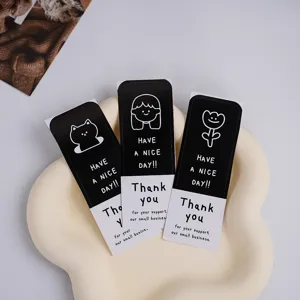 Adhésifs longue durée noirs et blancs minimalistes pour emballages cadeaux et boîtes à gâteaux.