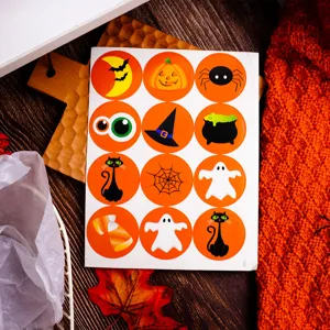 Détail d'autocollant rond d'Halloween montrant des motifs de fantôme, chat et citrouille.