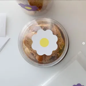 Frasco de plástico transparente envase de galletas con linda pegatina de flor margarita linda.