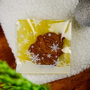 Sacchetto confezione regalo di Natale con simpatico Babbo Natale e fiocchi di neve.