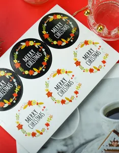 Weihnachtsaufkleber rund, schwarz weiße Blumenkranz Motive, festliche Siegel Etiketten.