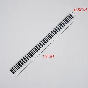 Détail de lien torsadé à motif damier noir et blanc, longueur 12cm, largeur 0,8cm.