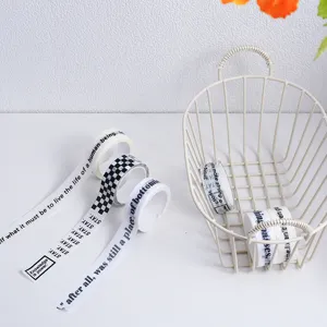 Zwart-witte washi-tape met Engelse quote-prints voor journaling en doe-het-zelf knutseldecoratie.