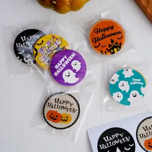 Λεπτομέρεια αυτοκόλλητων Halloween με χαριτωμένα φαντάσματα και στρογγυλές κολοκύθες.