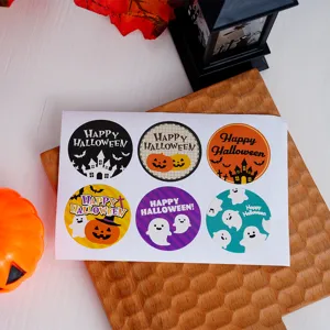 Στρογγυλές αυτοκόλλητες ετικέτες Halloween με φαντάσματα και κολοκύθες για συσκευασία δώρου.
