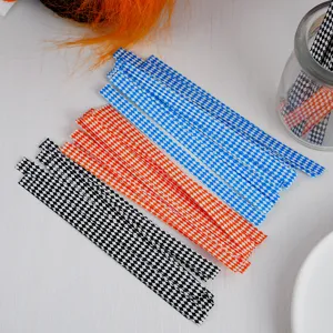 Liens de fermeture pour sacs cadeaux d'Halloween avec motif losange à carreaux.