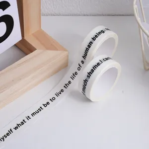 Minimalistische zwart-witte washi tape met engelse letters voor dagboek en handwerk.