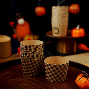 Vue détaillée des caissettes à cupcakes à carreaux d'Halloween, tasses de cuisson marron.