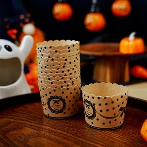 Vue détaillée des caissettes à cupcakes en papier kraft d'Halloween à pois.
