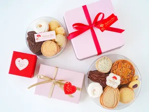 Coffret cadeau de fête des mères avec de délicieux biscuits et de jolis autocollants.