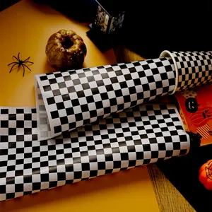 Schwarz-weiße Karos Geschenk- und Backpapier Detailansicht, perfekt für Lebensmittel und Süßigkeiten.