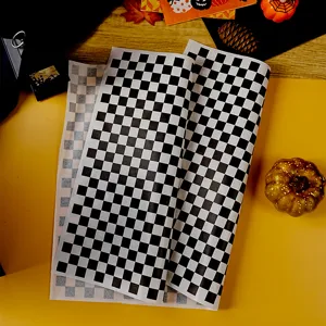 Schwarz-weisses kariertes Geschenkpapier fuer Halloween Partys, Suessigkeiten und Brote.