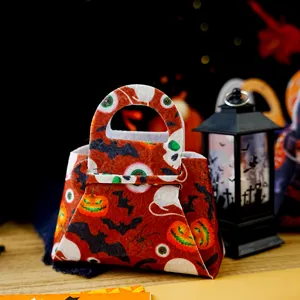 Τσάντα λιχουδιών Halloween από τσόχα με στάμπα κολοκύθας, ιδανική για πάρτι και γλυκά.