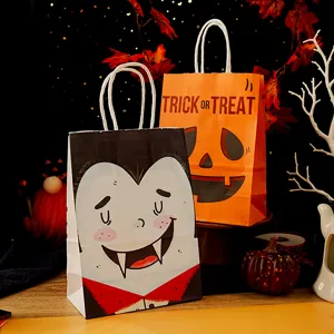 Χάρτινες τσάντες Halloween με σχέδια βρικόλακα και κολοκύθας, ιδανικές για γλυκά και πάρτι.