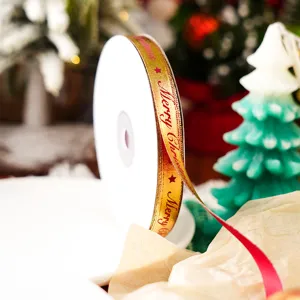Goldgeprägtes Weihnachtsband Detail, doppelseitiges festliches Geschenkband Nahaufnahme.