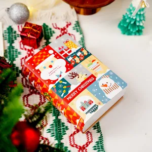 Bella scatola regalo a forma di libro di Natale, dettaglio della confezione di carta.