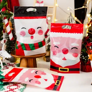 Sacchetti regalo in plastica natalizi dettaglio con festosi disegni di Babbo Natale e pupazzo.