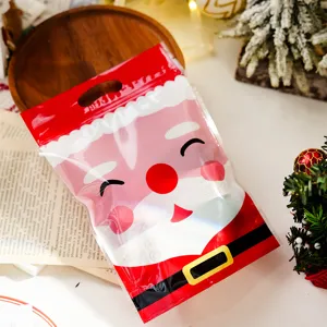 Dettaglio del sacchetto regalo in plastica di Babbo Natale per caramelle e feste festive.