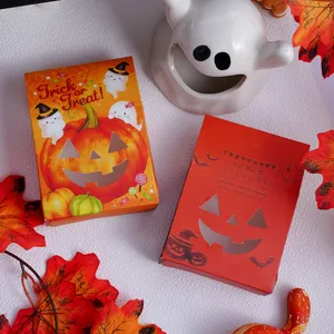Detailansicht der Halloween Kürbis Süßigkeiten Papierbox für Kekse und Geschenke.