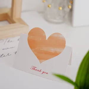 Carte de vœux cœur minimaliste pour les fêtes, anniversaires, Saint-Valentin et vœux romantiques.