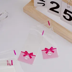 Transparente Plastik-Selbstverschlussbeutel mit rosa Schleife und For You Design für Kekse.