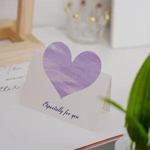Carte de vœux pliée pour anniversaire et Saint-Valentin avec joli design de cœur violet.