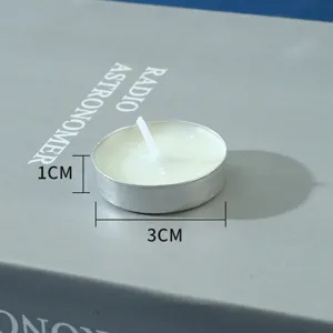 Kleine Teelicht Kerze im Aluminiumbecher Detail, runde Wachskerze für Dekoration.