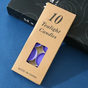 10er Pack Teelichter in brauner Kraftpapierschachtel, lila Wachs im Alubecher Detailansicht.