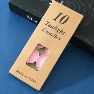 Nahaufnahme Detailansicht von rosa Teelichtern in einer Packung aus Kraftpapier, ordentlich.