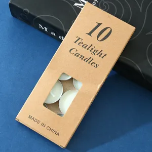 Detailansicht von 10 Teelichtern in Kraftpapierbox, weisses Wachs innen fuer romantische Dekoration.