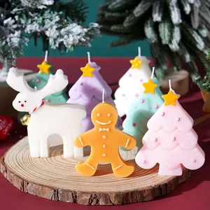 Set di candele profumate di Natale con simpatico cervo e alberi colorati per decorazione.