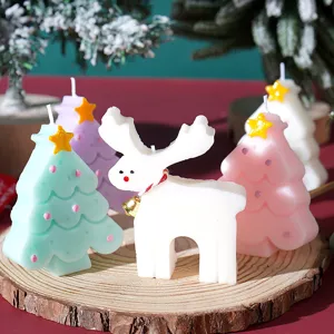 Dettaglio candela profumata di Natale con simpatica renna e alberi colorati per decorare.