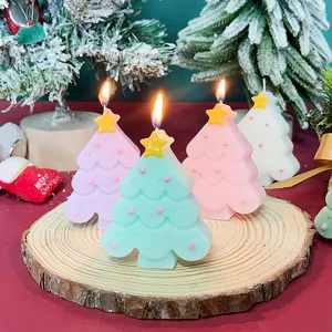 Candela profumata albero di Natale dettaglio, regalo in cera festivo per la decorazione.