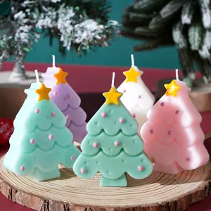 Dettaglio candela profumata albero di natale, decorazione festiva da scrivania