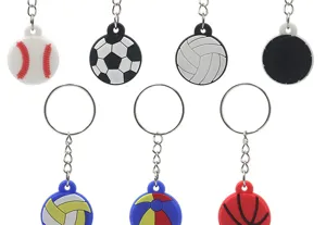 Close-up details van verschillende sportthema siliconen sleutelhangers zoals voetbal basketbal.