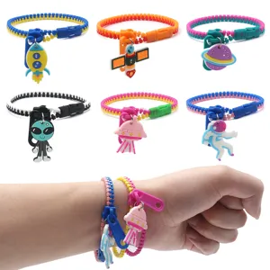 Bracelets fermeture éclair multicolores avec pendentifs spatiaux mignons pour enfants.