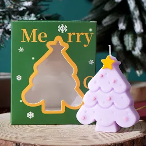 Vista dettagliata di una candela profumata viola a forma di albero di Natale in confezione.