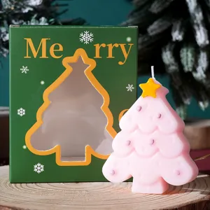 Primo piano dettagliato della simpatica candela profumata rosa a forma di albero di Natale.
